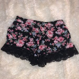 🖤💖 Lace edge, floral shorts
